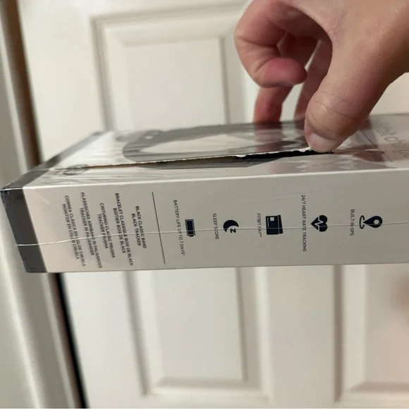 Fitbit Charge 4 - NEW! (damaged box) - Picture 8 of 9